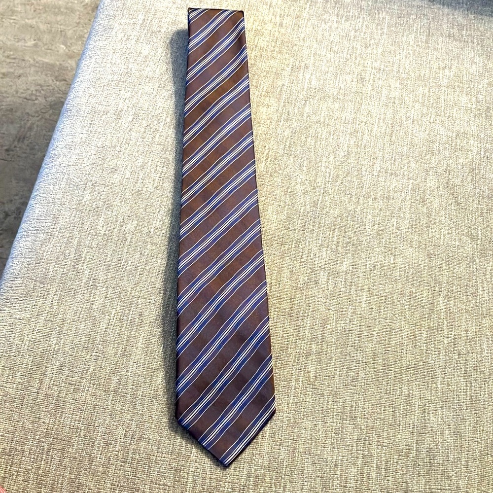 Mens Boss 100% silk tie. Made in Italy. Brown with Navy.